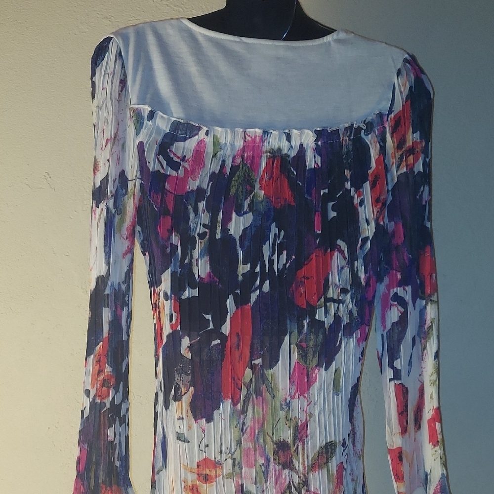 Floral Ruffled Women's Top - Picture 3 of 4